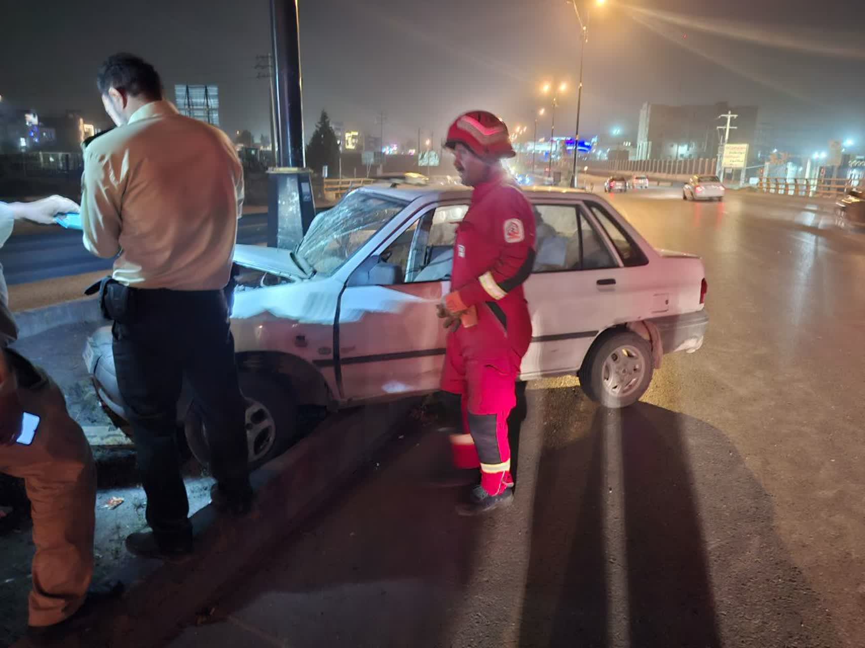برخورد یک دستگاه خودرو پراید با ستون برق در جاده شاندیز حادثه آفرید.