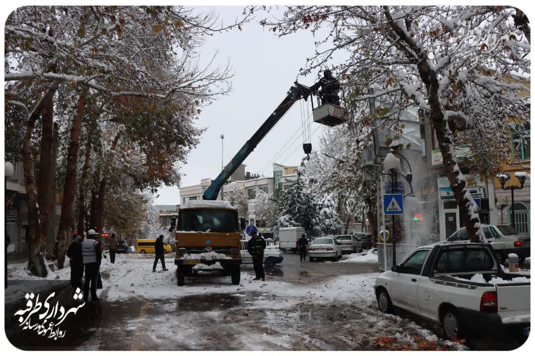 از برف‌روبی بیش از ۱۸۰هزار مترمربع سطح پارکها ،بوستانها، میادین و بلوارهای شهر تا برف‌تکانی بیش از ۳۰ هزار اصله درخت در شهر طرقبه