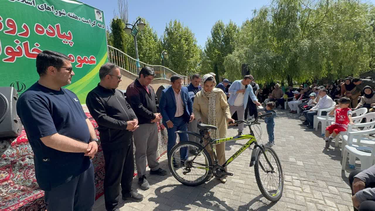 مراسم پیاده روی عمومی خانوادگی به مناسبت دهه کرامت ،هفته شوراها و هفته معلم برگزارشد. 