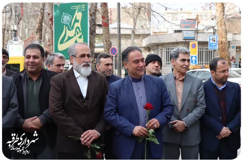  همزمان با دوازدهم بهمن ماه مراسم آغاز دهه مبارک فجر گلباران تمثال امام خمینی (ره) 