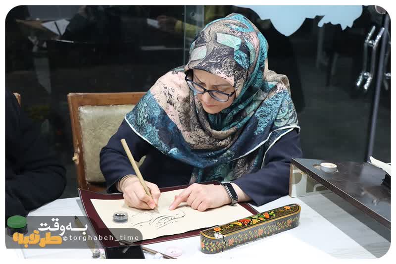 وقتی قلم در دست هنرمند خوشنویس، رقص خطوط را آغاز می‌کند، هر حرف، داستانی از زیبایی و خلاقیت می‌گوید.